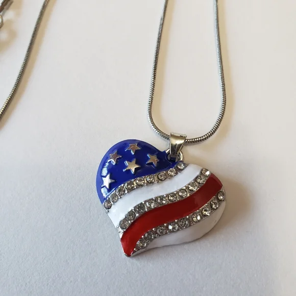 Exquisite Heart-Shaped Rhinestone Pendant Necklace - Dazzling Zinc Alloy Jewelry - Picture 3 of 7